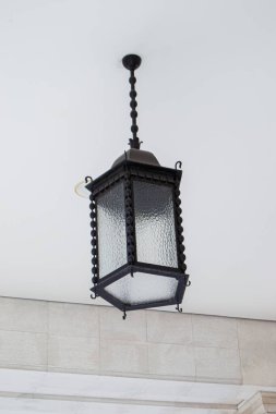 Portekiz, Fatima 'da bulunan desenli camlı klasik siyah metal fener asılı..