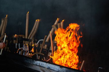 Portekiz Fatima 'da bir dini mekanda parlayan mumlar ve canlı alevler