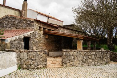 Portekiz 'in Fatima kentindeki geleneksel mimariye ev sahipliği yapan taştan bir ev.