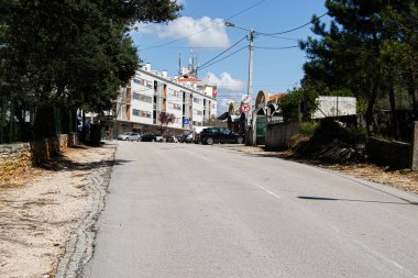 Fatima, Portekiz 'de mimari ve yeşillik içeren şehir sokak manzarası.