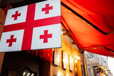 Gürcistan bayrağı ve kırmızı tenteler Lviv 'deki bir restoranın girişini süslüyor.