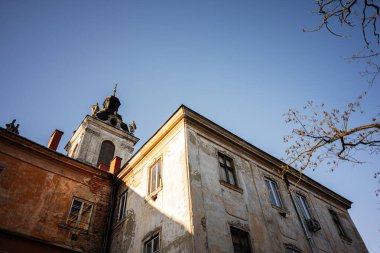 Aziz George Katedrali. Lviv, Ukrayna 'da açık mavi gökyüzünün altında önemli bir çan kulesinin yer aldığı tarihi bir bina.. 