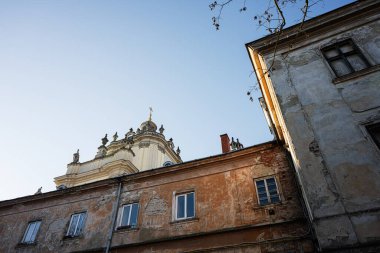 Aziz George Katedrali. Tarihsel Lviv binaları Avrupa mimari tarzını sabah güneşinde banyo yaparken gösteriyor.