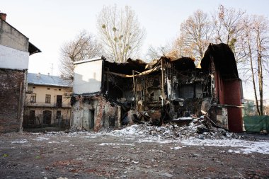 Lviv 'de kışın yıkımın ve çürümenin sonuçlarını gösteren hasarlı bir bina..