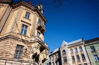 Lviv 'de güneşli atmosferi ve mavi gökyüzü olan tarihi binaların klasik mimarisi..