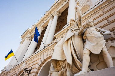 Ukrayna 'nın Lviv kentindeki tarihi bina cephesine yakın plan, heykeller ve bayraklarla süslenmiş. Ivan Franko Ulusal Üniversitesi. 