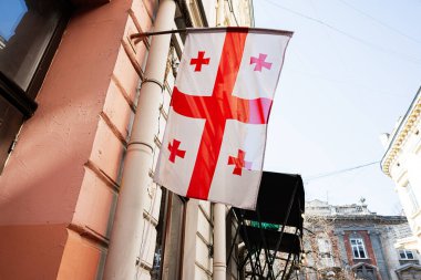 Gürcistan bayrağı Ukrayna 'da güneşli bir günde bir binada dalgalanırken görülüyor.