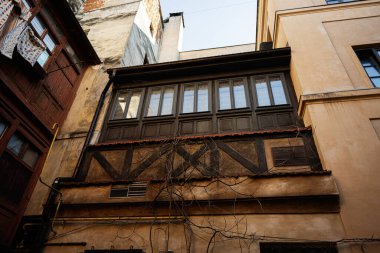 Lviv, Ukrayna 'da nostaljik bir köy binasının yer aldığı kentsel mimari ayrıntılar