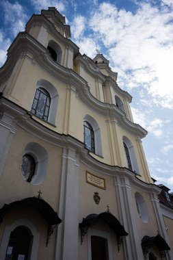 Buchach, Ukrayna 'daki barok kilise cephesinde detaylı mimari ve boyalı camlar var. Basilian Babalarının Kutsal Haç Manastırı