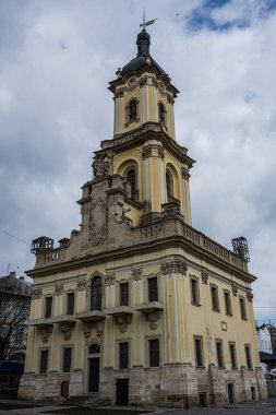 Sarı barok tarzı bina, dekoratif detaylar ve Buchach, Ukrayna 'daki kule. Belediye Binası