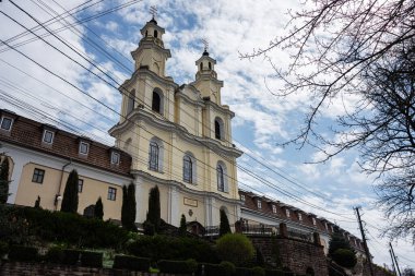 Buchach, Ukrayna 'da doğa ile çevrili tarihi bir Barok tarzı kilise. Basilian Babalarının Kutsal Haç Manastırı