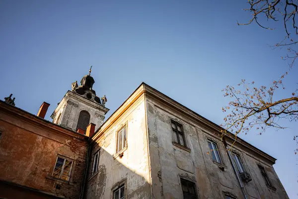 Aziz George Katedrali. Lviv, Ukrayna 'da açık mavi gökyüzünün altında önemli bir çan kulesinin yer aldığı tarihi bir bina.. 