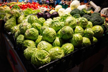 Yerel bir sebze pazarında satılığa çıkarılmış taze yeşil lahana.