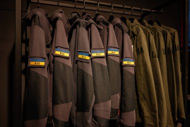 Sıraya dizilmiş, bağımsızlık ve vatanseverlik sergileyen çeşitli askeri üniformalar..