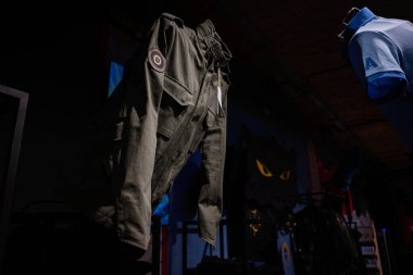 Lviv, Ukrayna - 31 Mart 2025: Stil ve modern sunumla loş ışıklı mağazada sergilenen yeşil ceket.
