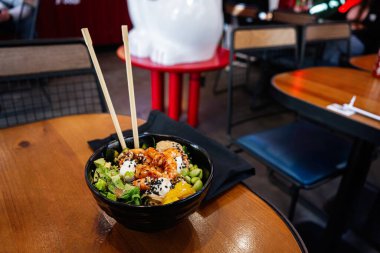 Lokantadaki ahşap bir masada karides ve taze malzemelerle dürt.