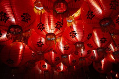 Canlı kırmızı fenerler sıcak bir şekilde parlıyor bayramı, geleneği ve kültürel kutlamayı simgeliyor.