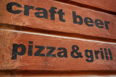 Yıpranmış ahşap tahta, el yapımı bira ve ızgara pizzanın tanıtımı.