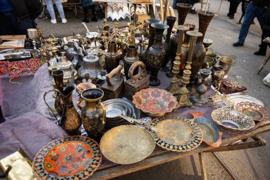 Lviv 'deki bir markette sergilenen antika ve antika koleksiyonu