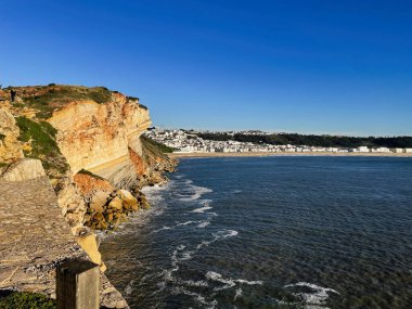 Portekiz 'deki Nazilerin kıyılarına ve şehirlerine bakan okyanus kıyısındaki uçurumlar