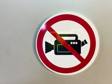 Bir duvar yüzeyinde görüntülenen video kaydına karşı yasaklama işareti