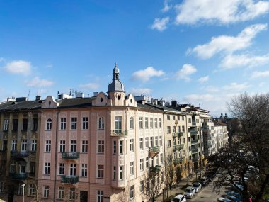 Krakow, Polonya 'da güneşli bir günde mavi gökyüzüyle şık bir tarihi bina..