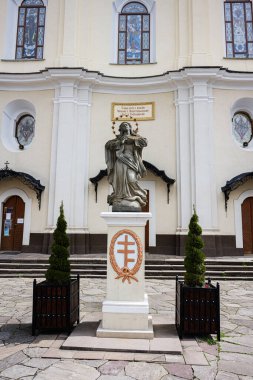 Buchach, Ukrayna - 08 Nisan 2025: Buchach, Ukrayna 'da geleneksel kültürel ve dini önemi tasvir eden bir Katolik heykeli. Basilian Babalarının Kutsal Haç Manastırı