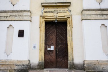 Buchach, Ukrayna - 08 Nisan 2025: Ukrayna 'nın Buchach kentindeki eski bir binada eşsiz bir tasarıma sahip Bakire Meryem' in Varsayımı Ahşap Kapı Kilisesi