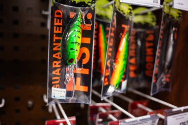 Kyiv, Ukrayna - 14 Nisan 2025: Parlak renkli balık yemi sergilenmekte, ambalaj ve ayrıntılarını gözler önüne sermektedir.