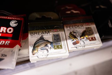 Kyiv, Ukrayna - 14 Nisan 2025: Açık etiketli ve bilgilendirici ambalajlı yüksek kaliteli misina ürünleri