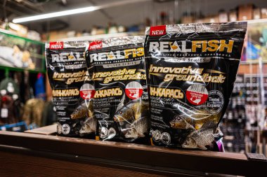 Kyiv, Ukrayna - 14 Nisan 2025: Tatlı su balıkçılığı ihtiyaçları için yenilikçi özellikleri vurgulayan ambalajlı balık yemi görüntüsü