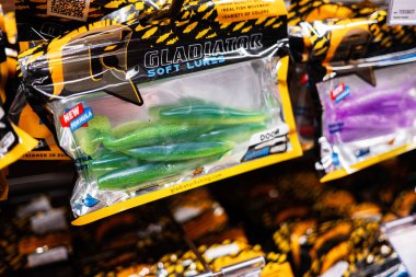 Kyiv, Ukrayna - 14 Nisan 2025: Balıkçıların satın alması için sergilenen paketlenmiş yeşil yumuşak yemlerin yakın çekimi.