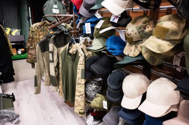 Kyiv, Ukrayna - 14 Nisan 2025: Taktik giysiler, şapkalar ve açık hava aksesuarlarıyla vitrin