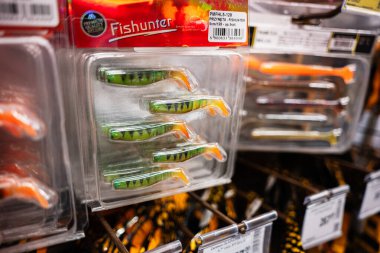 Kyiv, Ukrayna - 14 Nisan 2025: Balıkçılık tuzağı paketlendi ve bir mağazada sergilendi, parlak renkli tasarımlar sergilendi