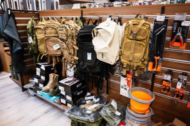 Kyiv, Ukrayna - 14 Nisan 2025: Bir perakende satış ortamında gösterilen taktik sırt çantaları ve açık hava ekipmanları çeşitliliği.