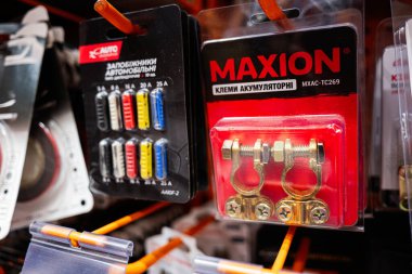 Kyiv, Ukrayna - 14 Nisan 2025: Renkli sigortalar ve metal akü terminali kıskaçları da dahil olmak üzere otomotiv aksesuarları sergilendi