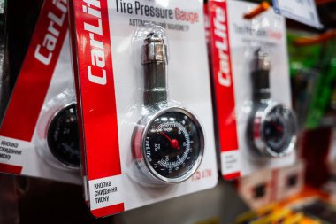 Kyiv, Ukrayna - 14 Nisan 2025: Paketlemedeki lastik basınç göstergelerinin yer aldığı perakende satışı, yakın çekim ayrıntılarıyla fotoğraflandı.