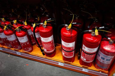 Kyiv, Ukrayna - 14 Nisan 2025: Kırmızı yangın söndürücüler depo ve satış vitrinlerinde düzenli olarak düzenlendi
