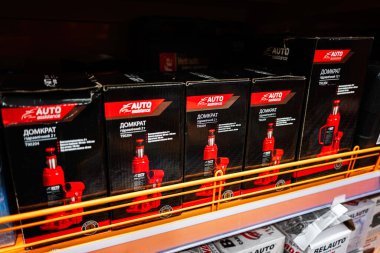 Kyiv, Ukrayna - 14 Nisan 2025: Hidrolik şişe valizleri satılık bir perakende rafında sergileniyor