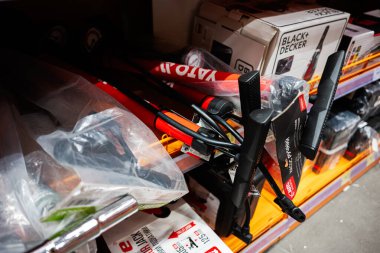 Kyiv, Ukrayna - 14 Nisan 2025: Bir hırdavat mağazasının rafında çeşitli araç ve gereçler sergilendi.