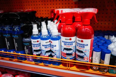 Kyiv, Ukrayna - 14 Nisan 2025: Bir mağazadaki metal raflarda sergilenen çeşitli otomotiv ön cam buz çözücüler
