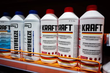 Kyiv, Ukrayna - 14 Nisan 2025: Marka etiketli çeşitli Kraft antifriz şişeleri