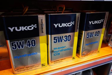 Kyiv, Ukrayna - 14 Nisan 2025: Bir mağaza rafında 5W-40 ve 5W-30 etiketli motor yağı konteynerleri