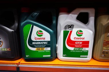 Kyiv, Ukrayna - 14 Nisan 2025: Magnatec ve GTX konteynırlarının yer aldığı bir mağaza rafında Castrol motor yağları sergilendi.