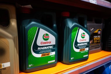 Kyiv, Ukrayna - 14 Nisan 2025: Bir perakende mağazasının içindeki raflarda dizilmiş Castrol Magnatec marka motor yağı şişeleri.