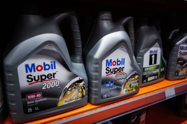 Kyiv, Ukrayna - 14 Nisan 2025: Mobil Süper motor yağı konteynerleri perakende raflarında farklı marka ve özelliklere sahip.