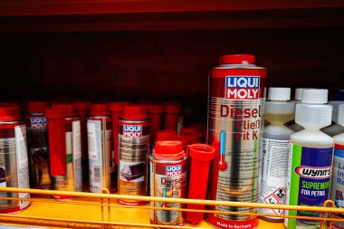 Kyiv, Ukrayna - 14 Nisan 2025: Liqui Moly dizel katkı maddeleri diğer otomotiv ürünleri arasında düzgünce yerleştirildi
