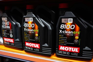Kyiv, Ukrayna - 14 Nisan 2025: Motul motor yağı konteynerleri bir mağaza rafında etiketleri ve özellikleri ile düzenlenmiştir