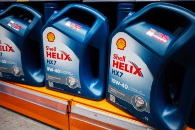 Kyiv, Ukrayna - 14 Nisan 2025: Motor yağı kabuğu HX7 kapları sergilenmekte, Shell Helix markası ve ürün detayları yer almaktadır