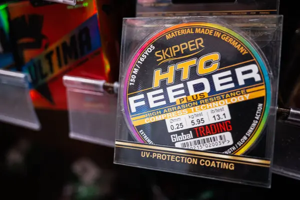 Kyiv, Ukrayna - 14 Nisan 2025: Kalite ve güç özelliklerini vurgulayan misina halatı ambalajının yakın çekimi